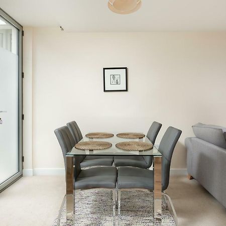 Stylish Modern City Centre Apartment Gloucester Exterior photo