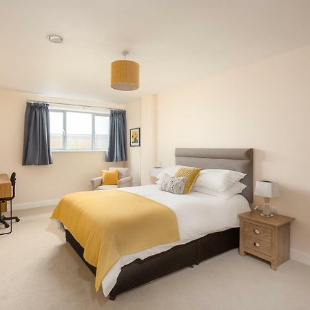 Stylish Modern City Centre Apartment Gloucester Exterior photo
