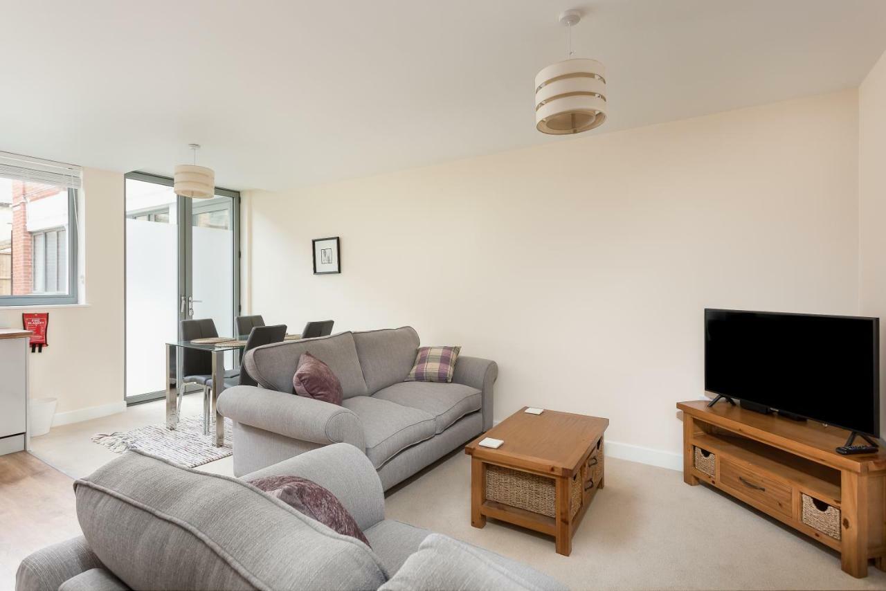 Stylish Modern City Centre Apartment Gloucester Exterior photo
