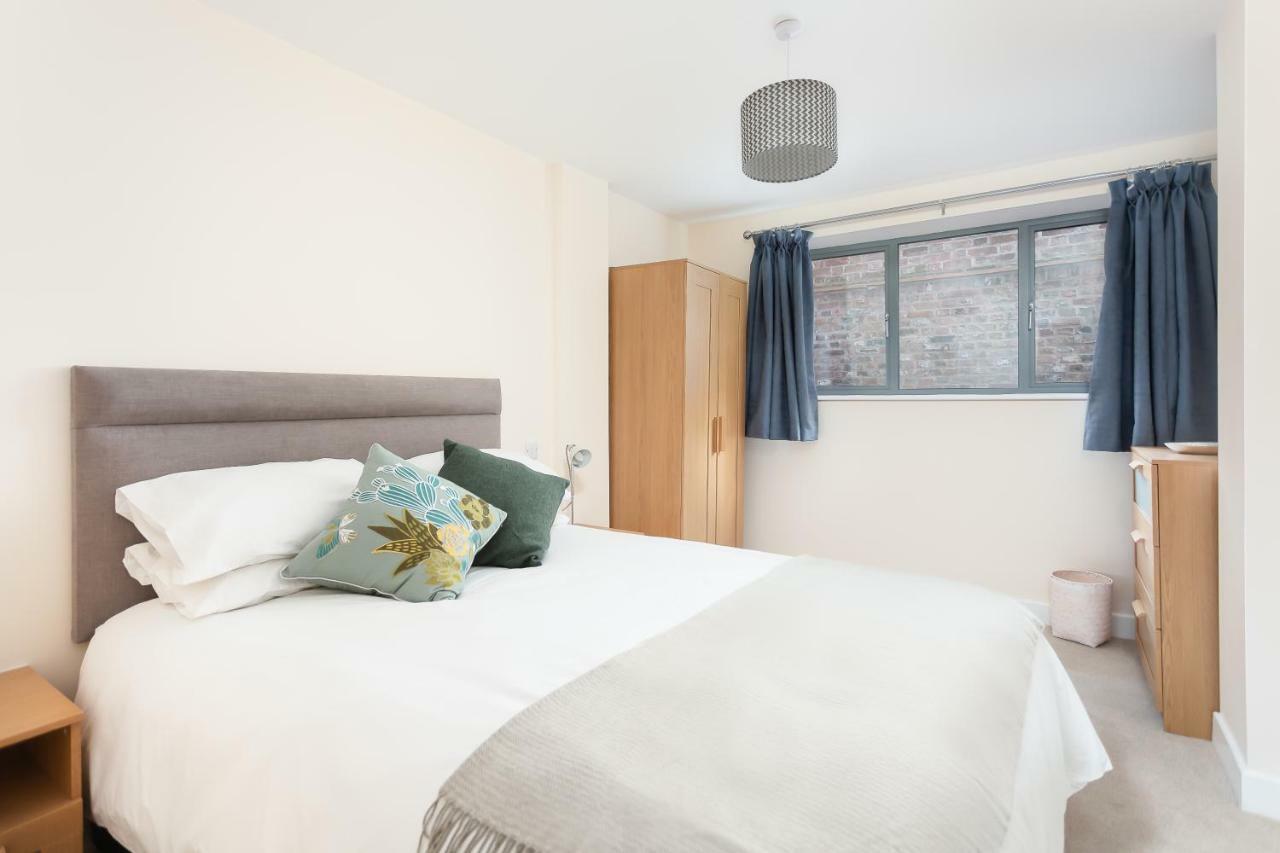 Stylish Modern City Centre Apartment Gloucester Exterior photo