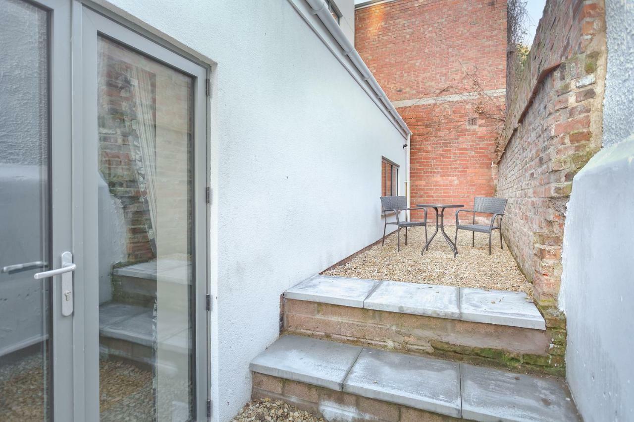 Stylish Modern City Centre Apartment Gloucester Exterior photo