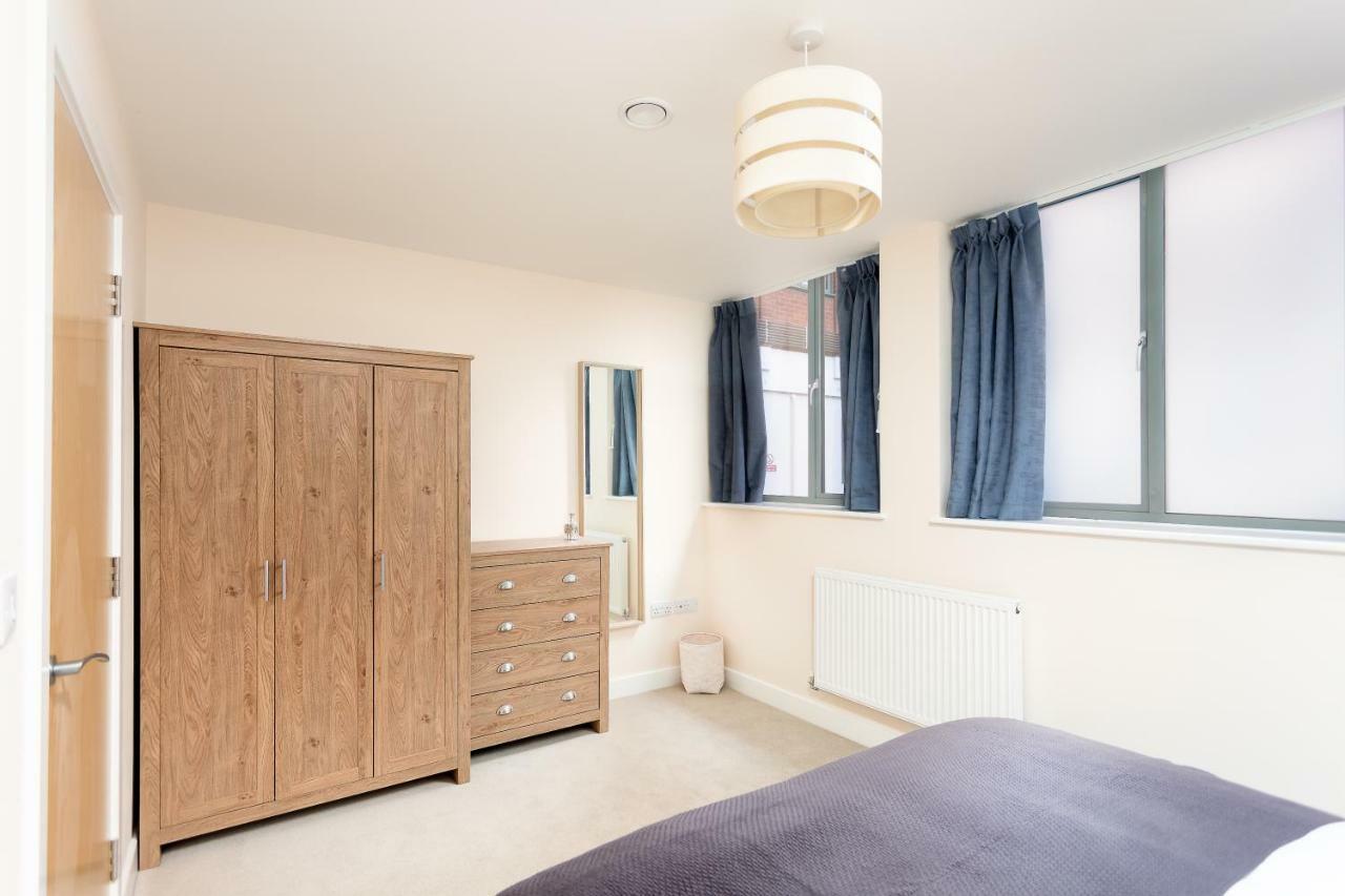 Stylish Modern City Centre Apartment Gloucester Exterior photo