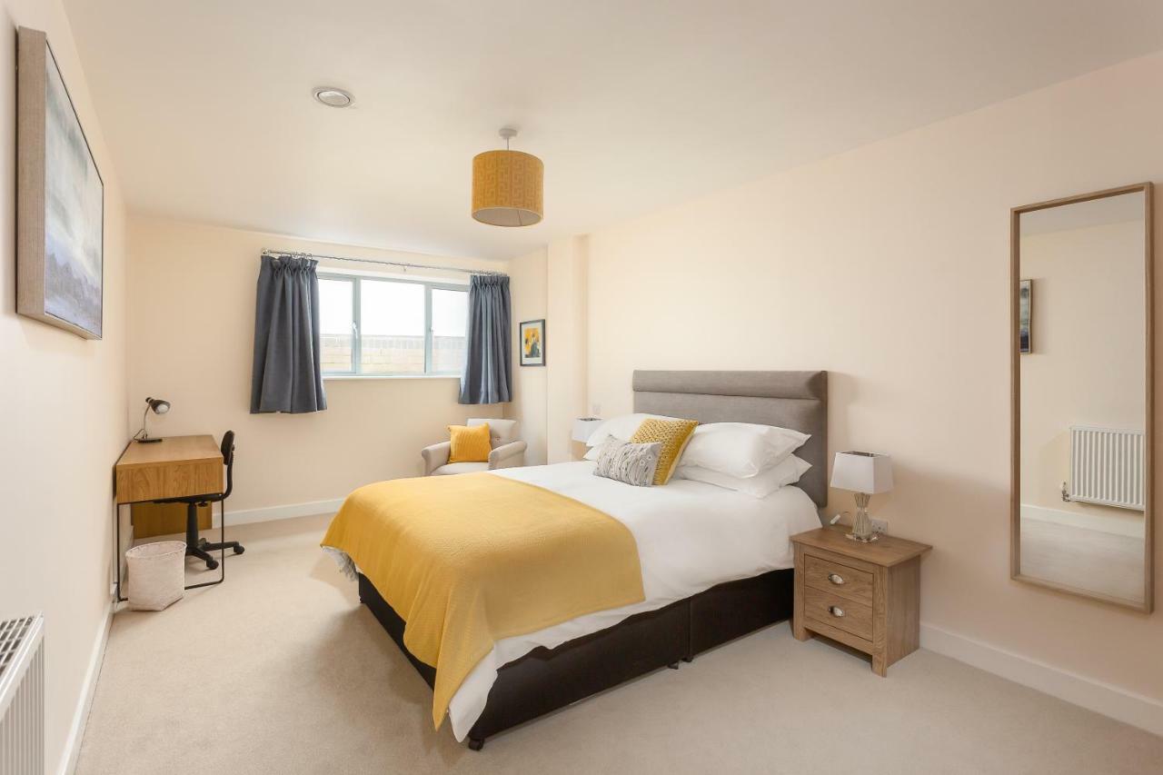Stylish Modern City Centre Apartment Gloucester Exterior photo