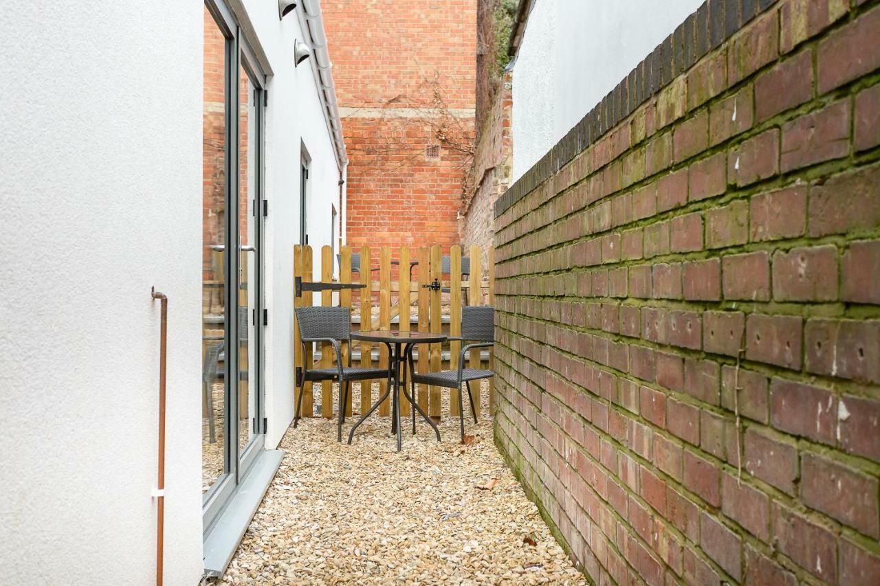 Stylish Modern City Centre Apartment Gloucester Exterior photo