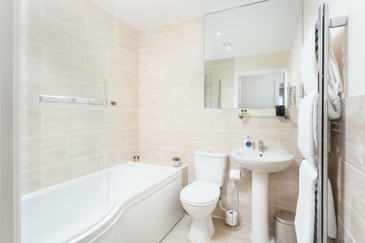 Stylish Modern City Centre Apartment Gloucester Exterior photo