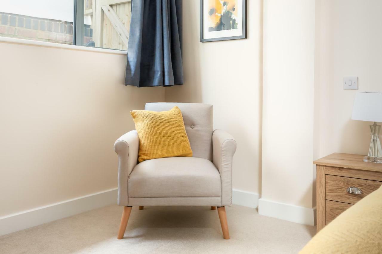 Stylish Modern City Centre Apartment Gloucester Exterior photo
